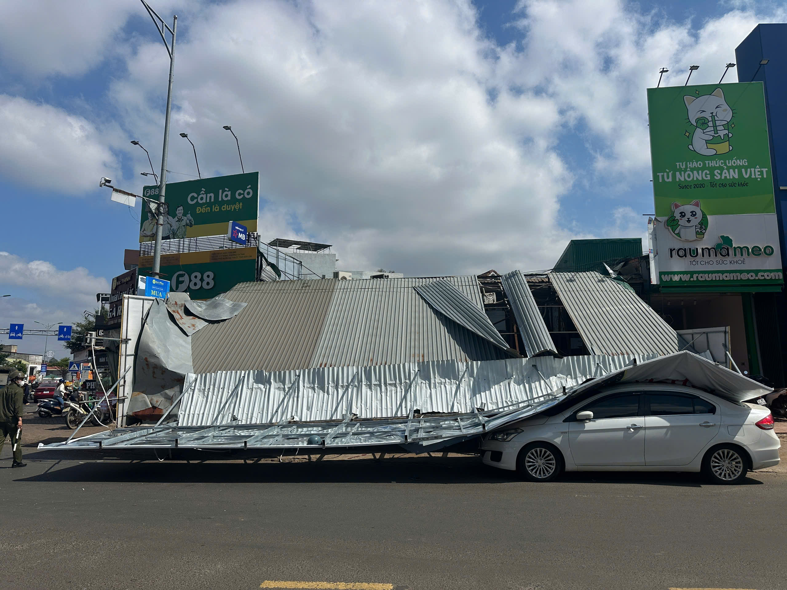 Bảng quảng cáo tại Viettel Store đổ sập đè một phụ nữ cùng nhiều xe máy, ô tô