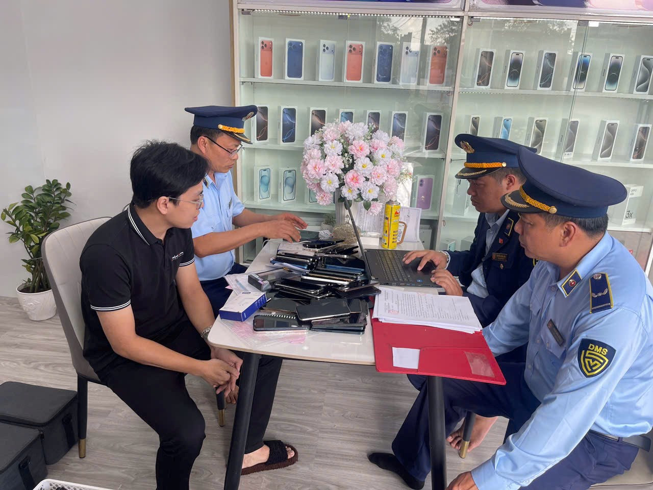 Tạm giữ lượng lớn điện thoại iPhone không rõ nguồn gốc, xuất xứ