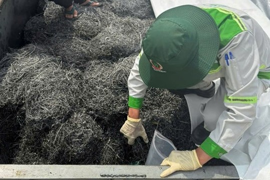 Phát hiện xe ôtô tải vận chuyển chất thải có dấu hiệu vi phạm môi trường