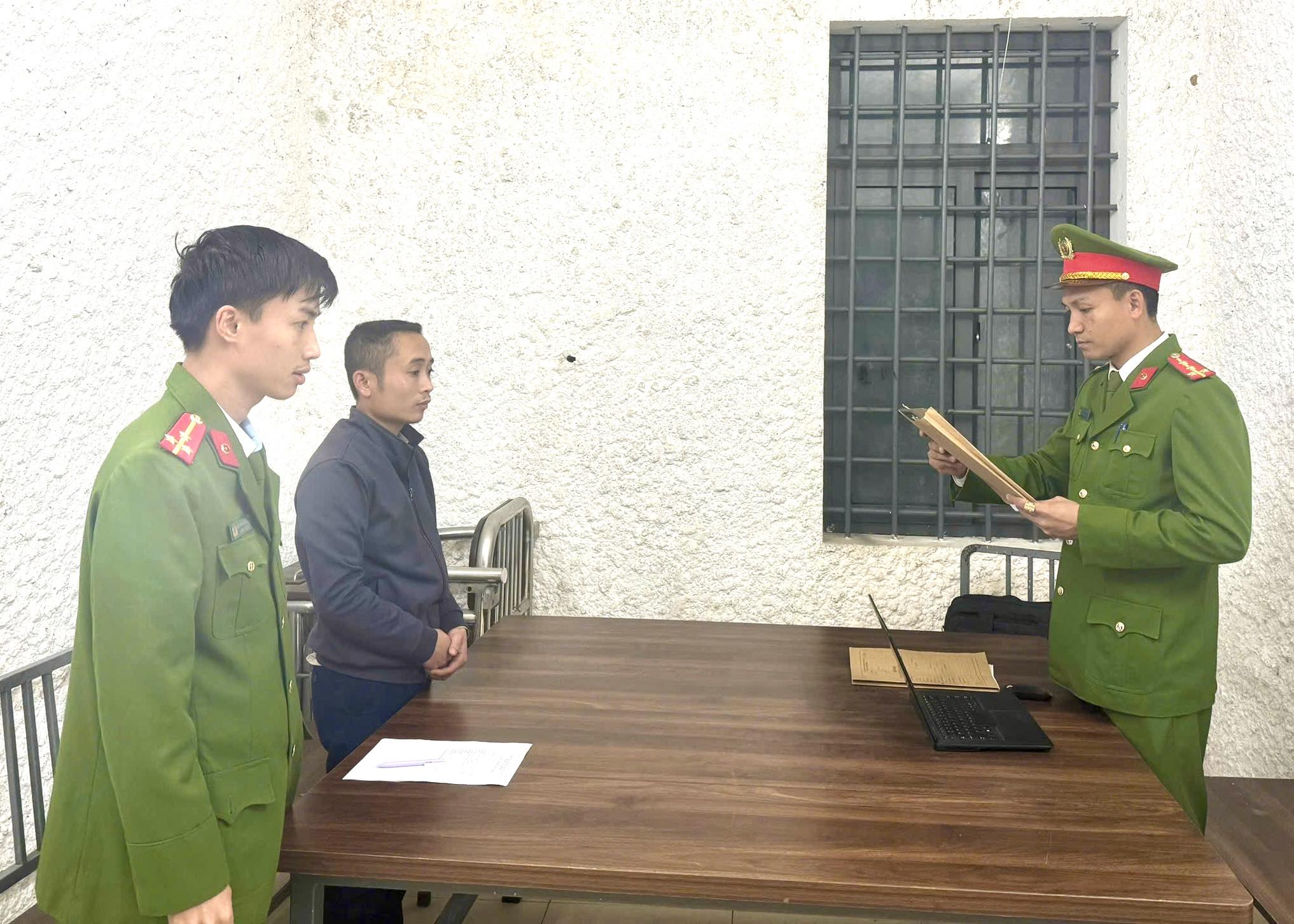 Phê chuẩn khởi tố đối tượng mua hơn 10kg pháo nổ chơi Tết ,