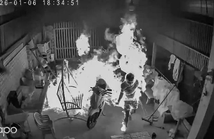 Người đàn ông đổ xăng lên người phụ nữ rồi châm lửa đốt khiến cả hai tử vong