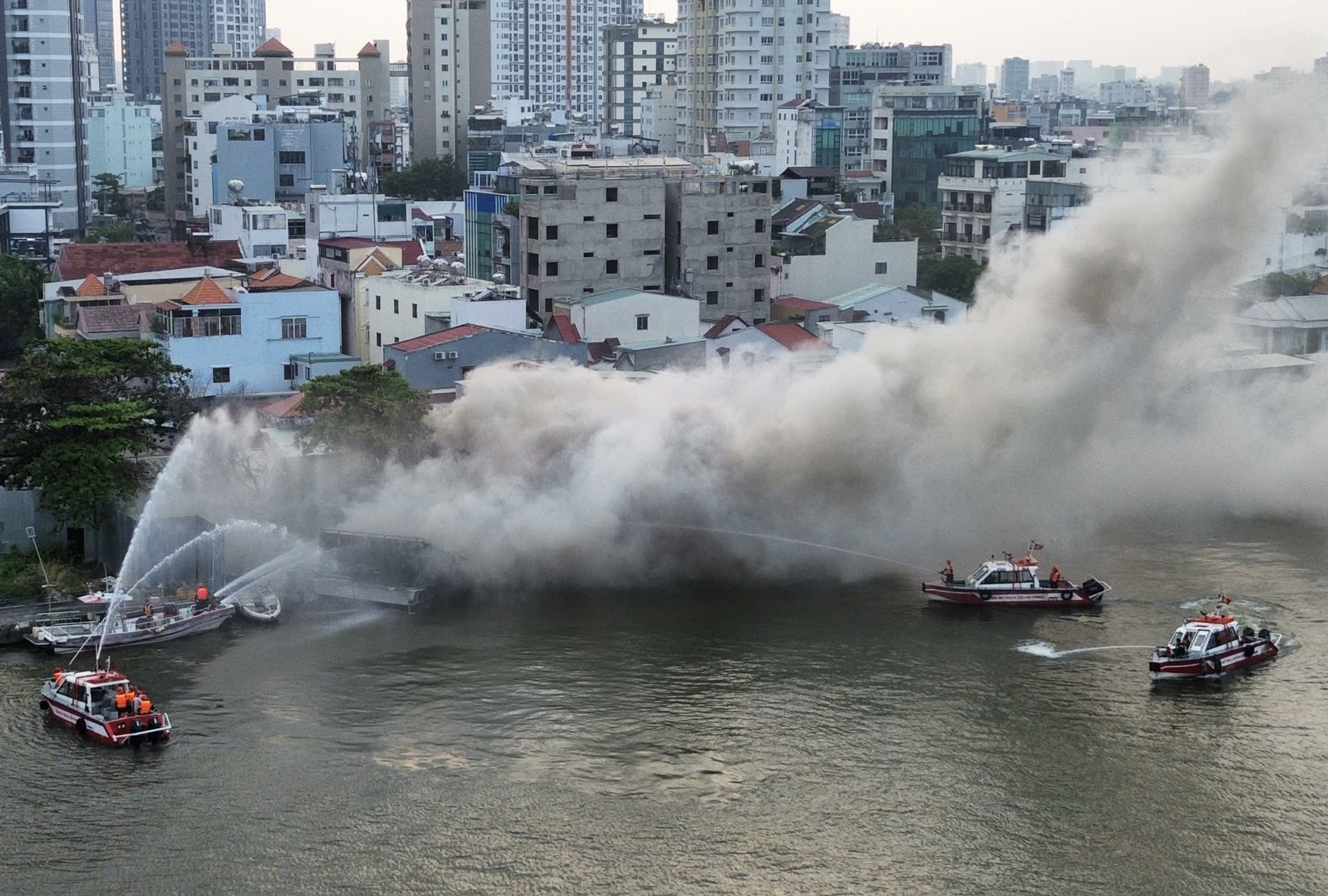 Cháy du thuyền trên sông Sài Gòn, cột khói bốc cao hàng chục mét