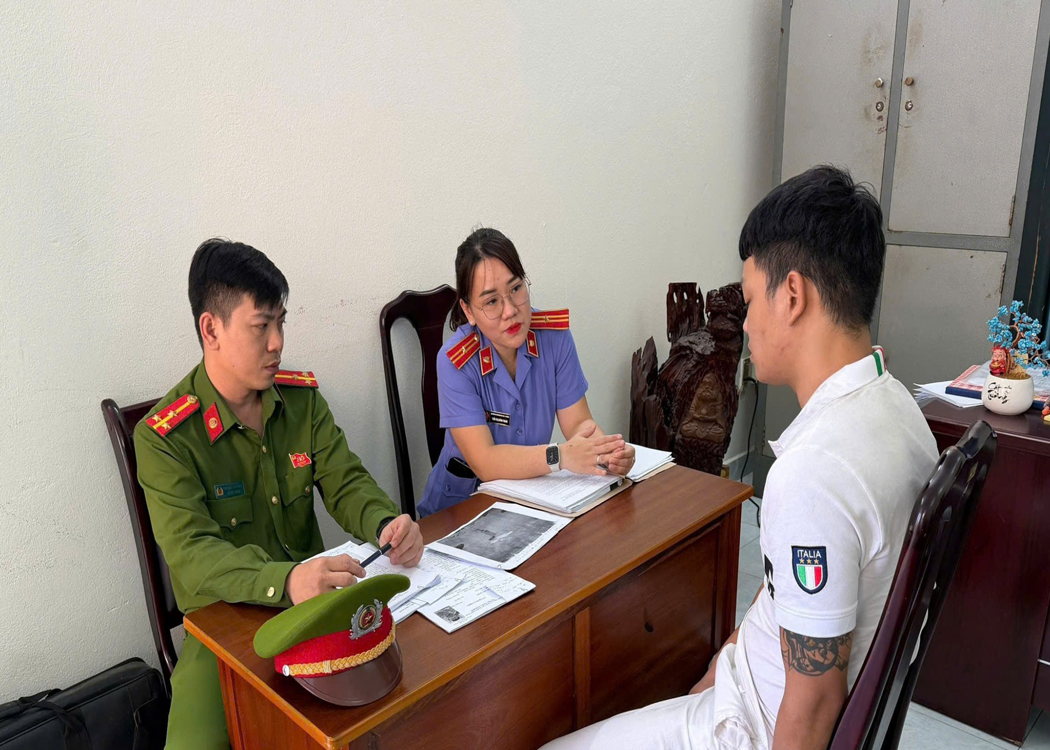 Kiểm sát viên VKSND khu vực 2, TP Đà Nẵng tham gia lấy lời khai đối tượng bị tạm giữ