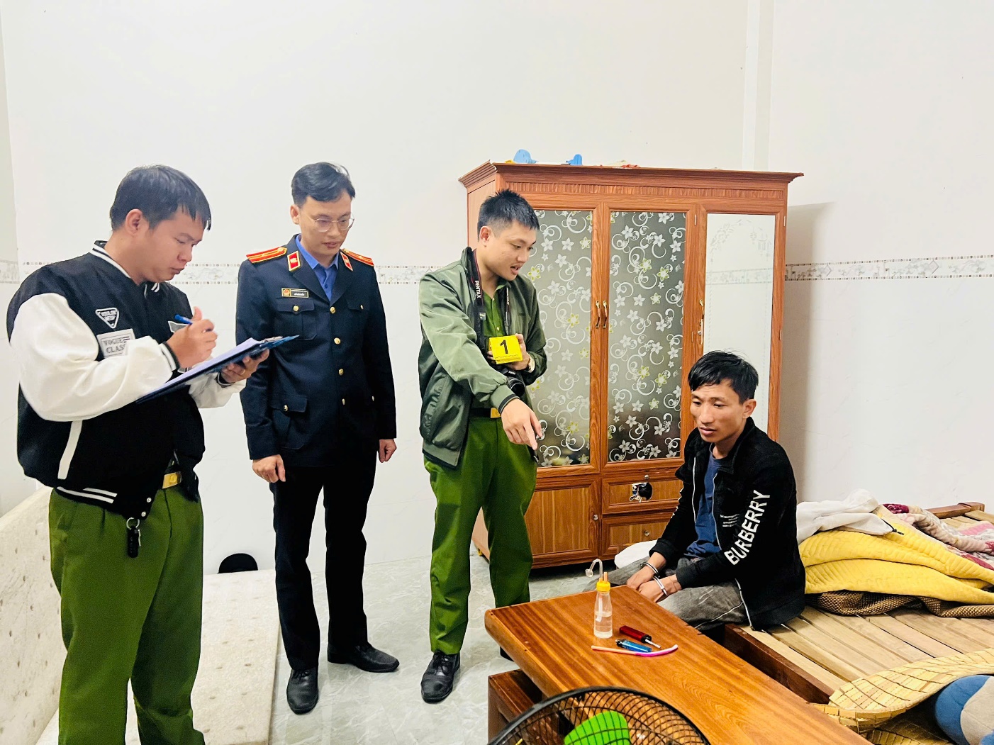 Kiểm sát khám nghiệm hiện trường vụ tổ chức sử dụng trái phép chất ma túy