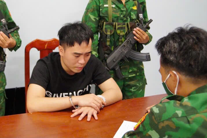 Bắt giữ đối tượng vận chuyển trái phép gần 3kg ma túy qua biên giới