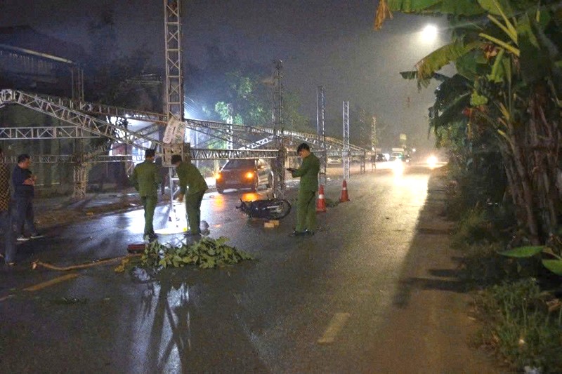 Dựng rạp cưới lấn chiếm lòng đường, một người đi xe máy tử vong