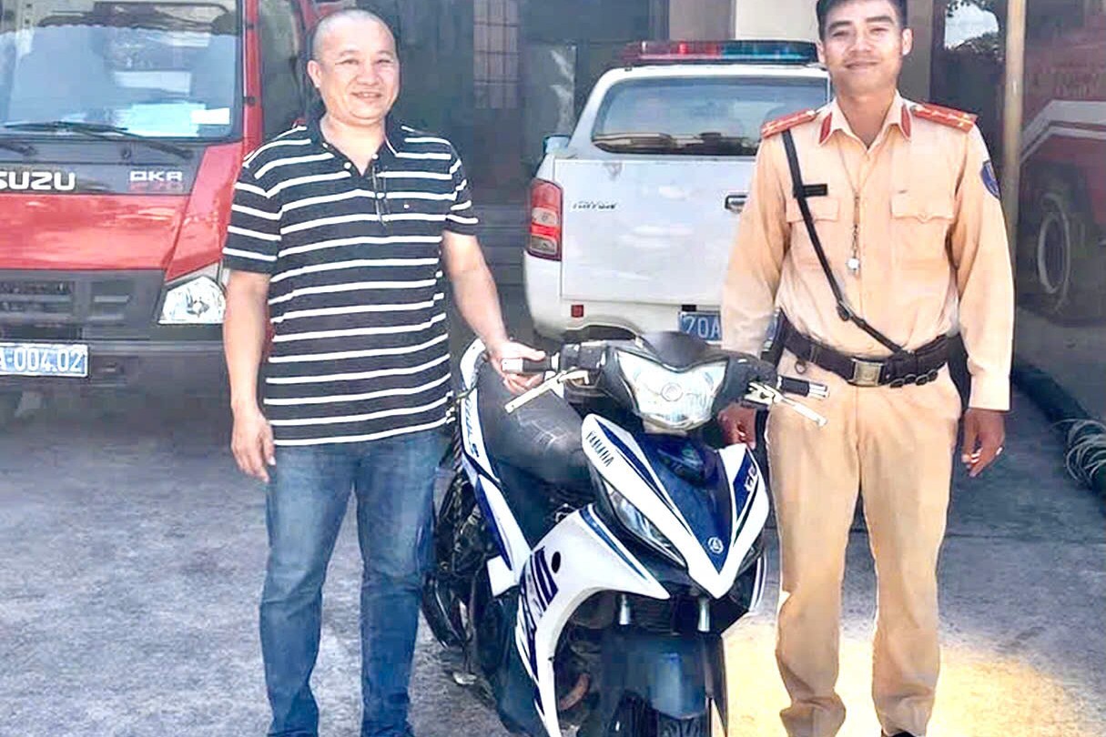 Xe máy mất trộm gần 12 năm bất ngờ được CSGT Tây Ninh trao trả