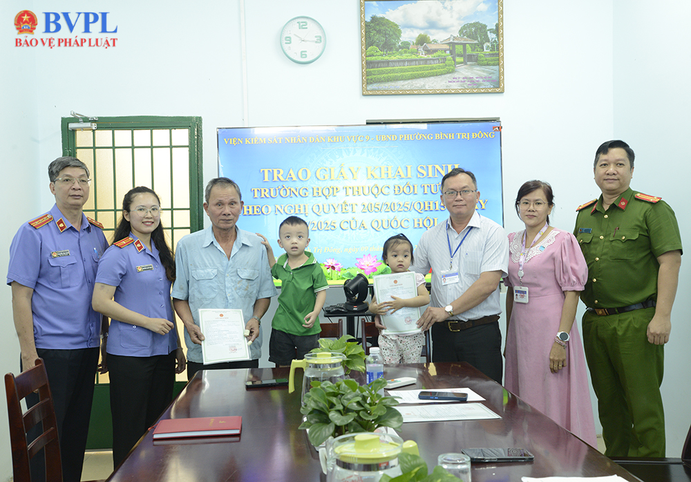 VKSND Khu vực 9 TP Hồ Chí Minh phối hợp trao Giấy khai sinh cho 3 trẻ em