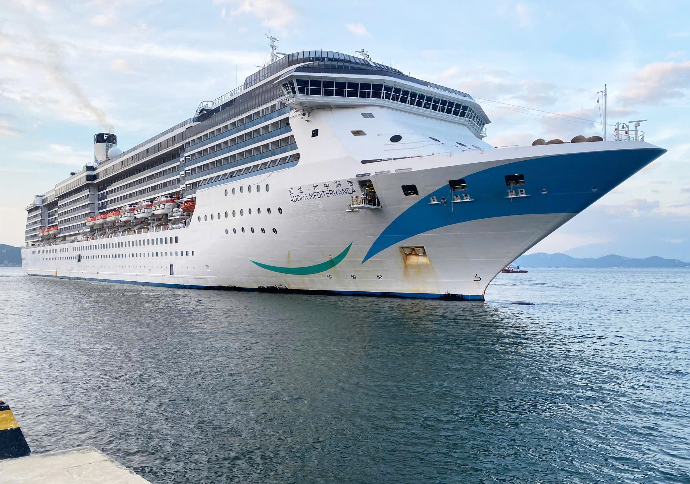 Siêu du thuyền mang theo hơn 2 000 du khách quốc tế cập cảng Cam Ranh