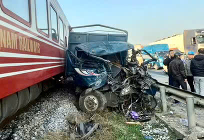 Xe tải bị nát cabin sau va chạm với tàu hỏa