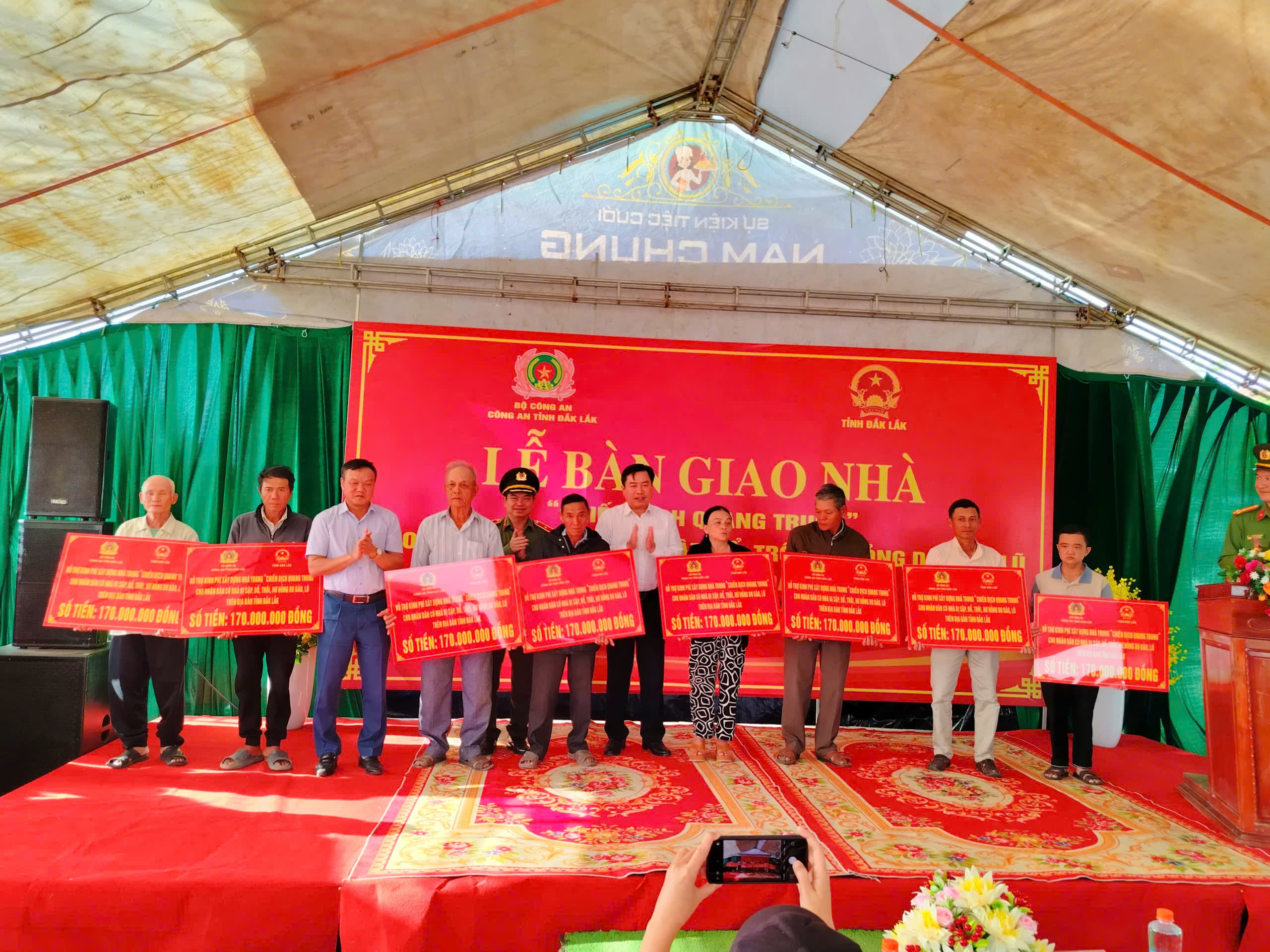 Công an tỉnh Đắk Lắk bàn giao 176 căn nhà “Chiến dịch Quang Trung” cho người dân vùng lũ