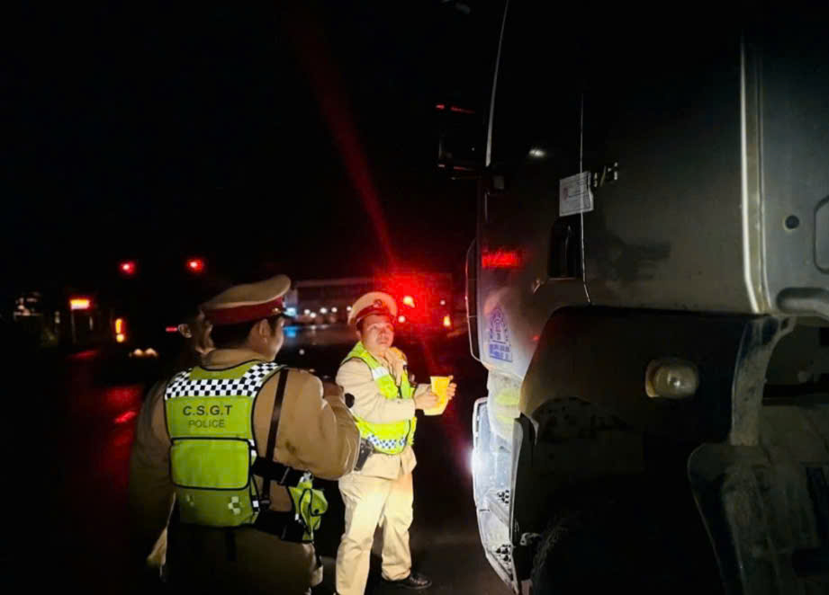 Vi phạm nồng độ cồn, 1 tài xế bị phạt 19 triệu đồng và trừ 10 điểm giấy phép lái xe