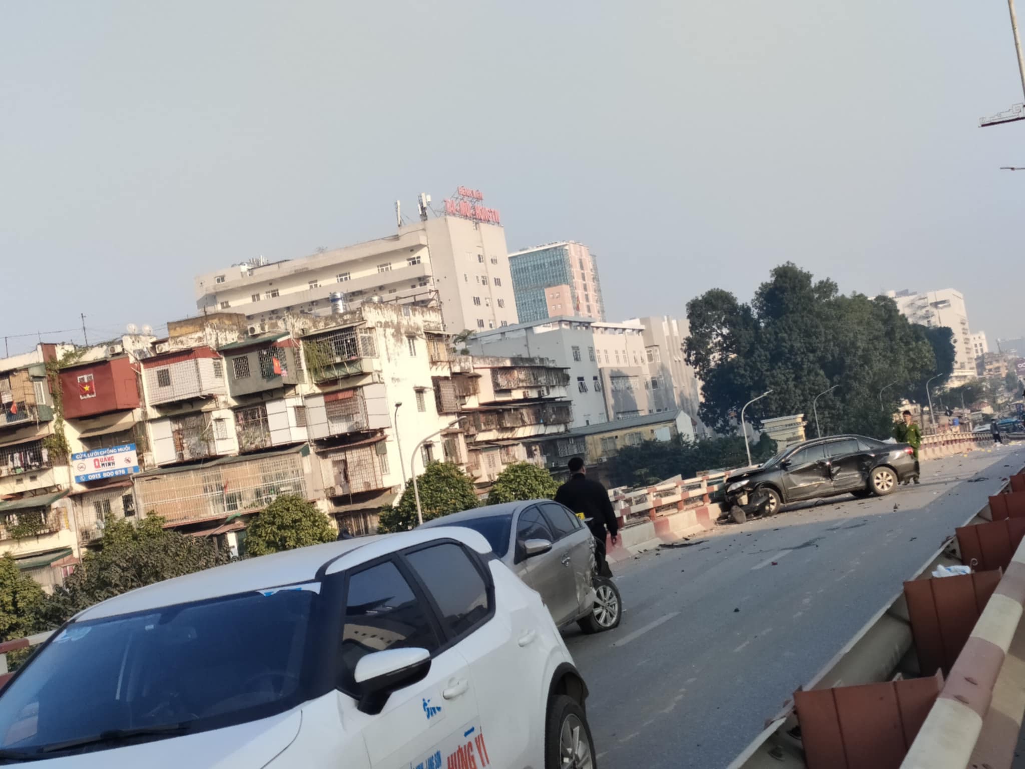 Ô tô tông liên hoàng trên cầu vượt Vọng khiến 1 người tử vong