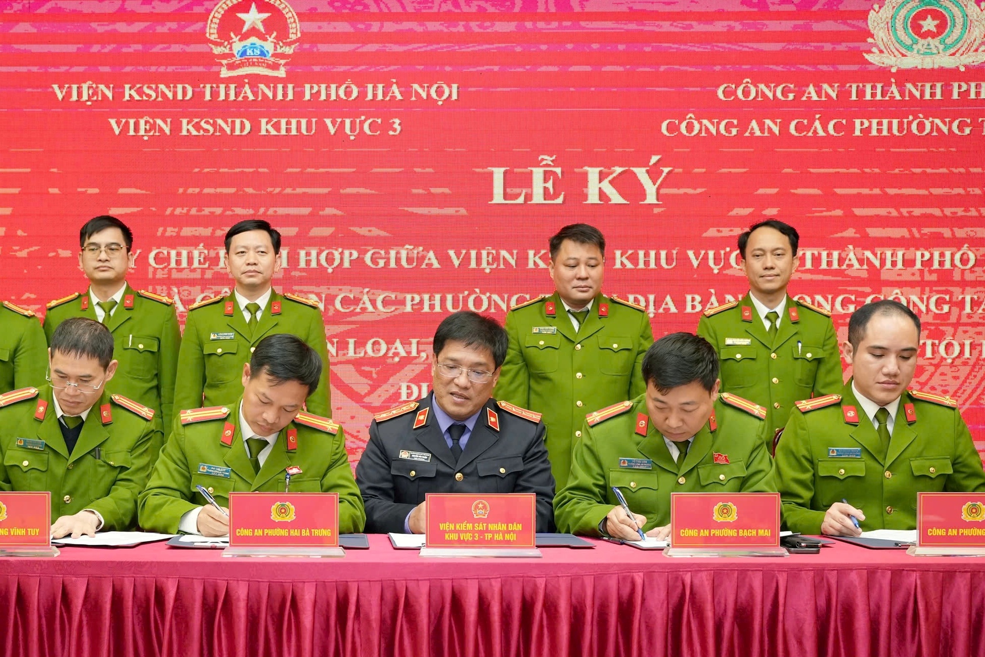 VKSND Khu vực 3 - Hà Nội Ký Quy chế phối hợp với Công an 10 phường trong công tác xử lý án hình sự