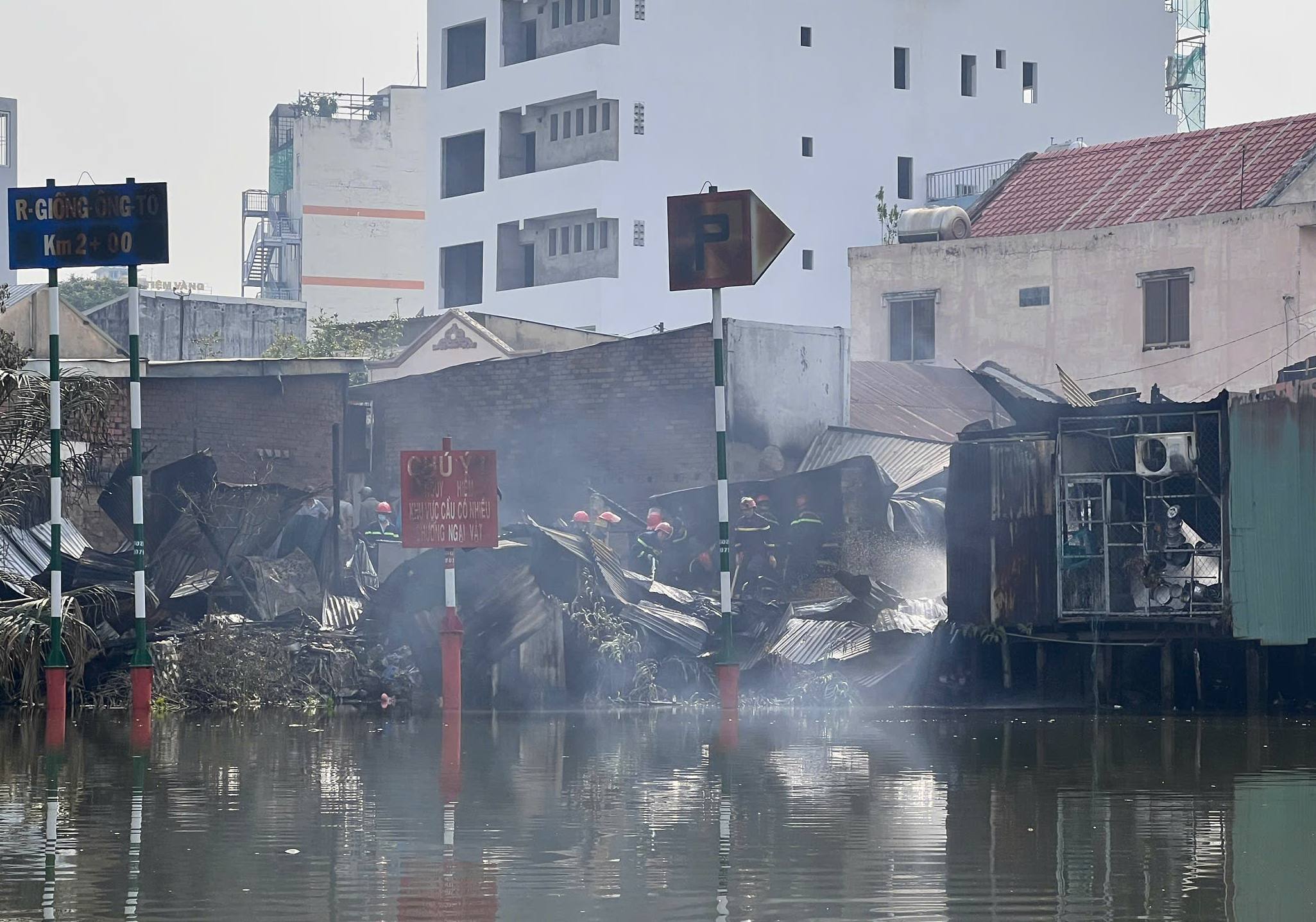 Cháy lớn ở 3 căn nhà gần khu chợ, nhiều tài sản bị thiêu rụi