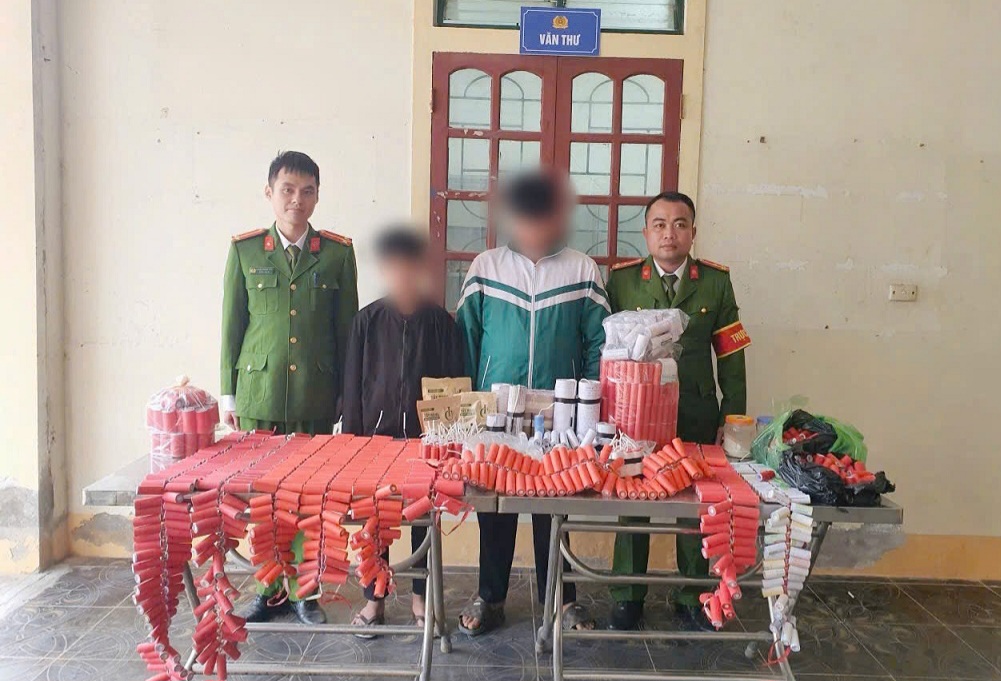 Nam sinh tự chế 3 000 quả pháo nổ bán cho học sinh trong trường