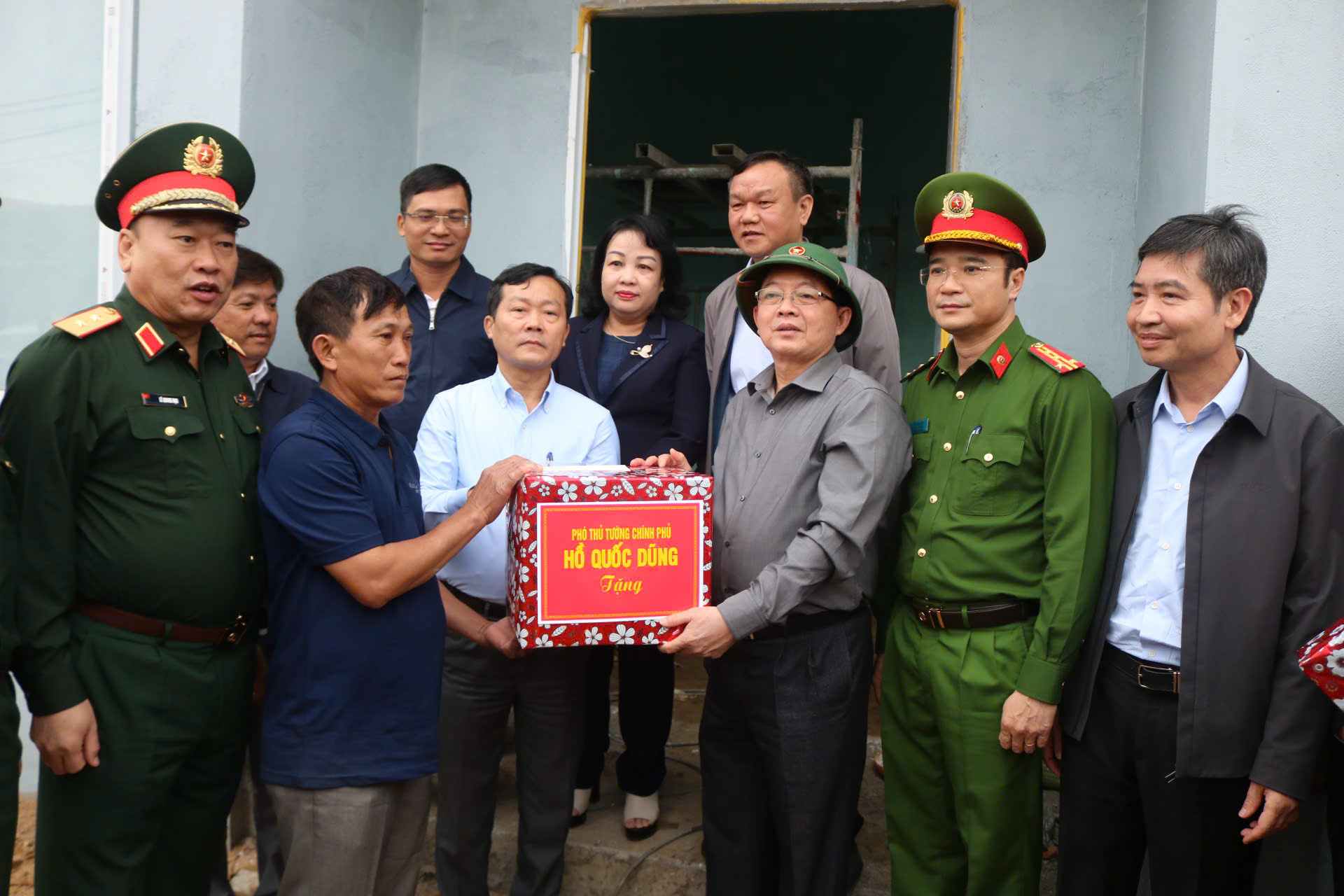 Phó Thủ tướng Hồ Quốc Dũng thăm người dân vùng rốn lũ ở Đắk Lắk