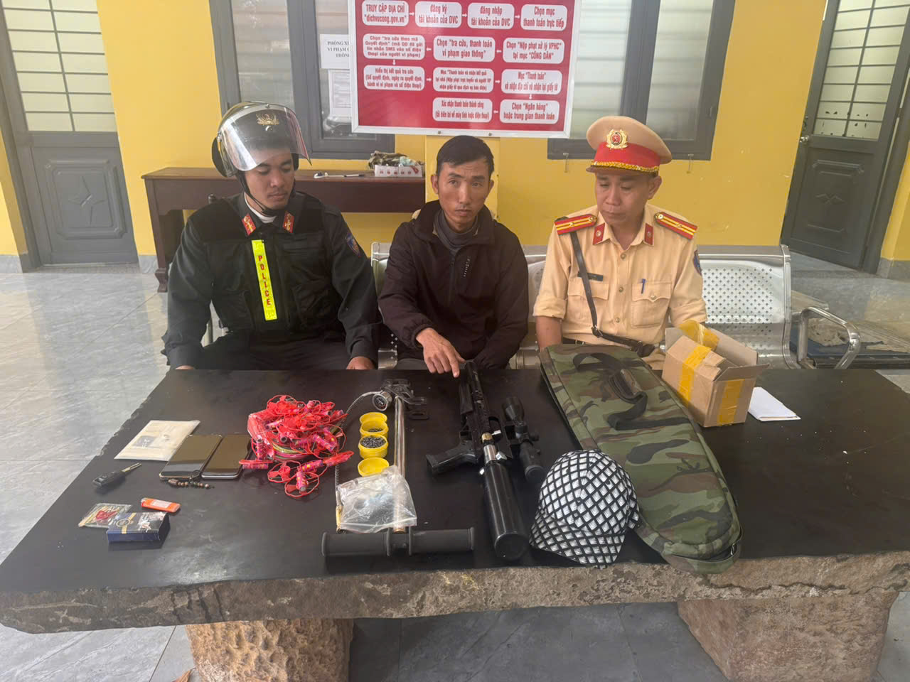 Công an phát hiện tài xế xe đầu kéo mang theo súng và 2 hộp đạn