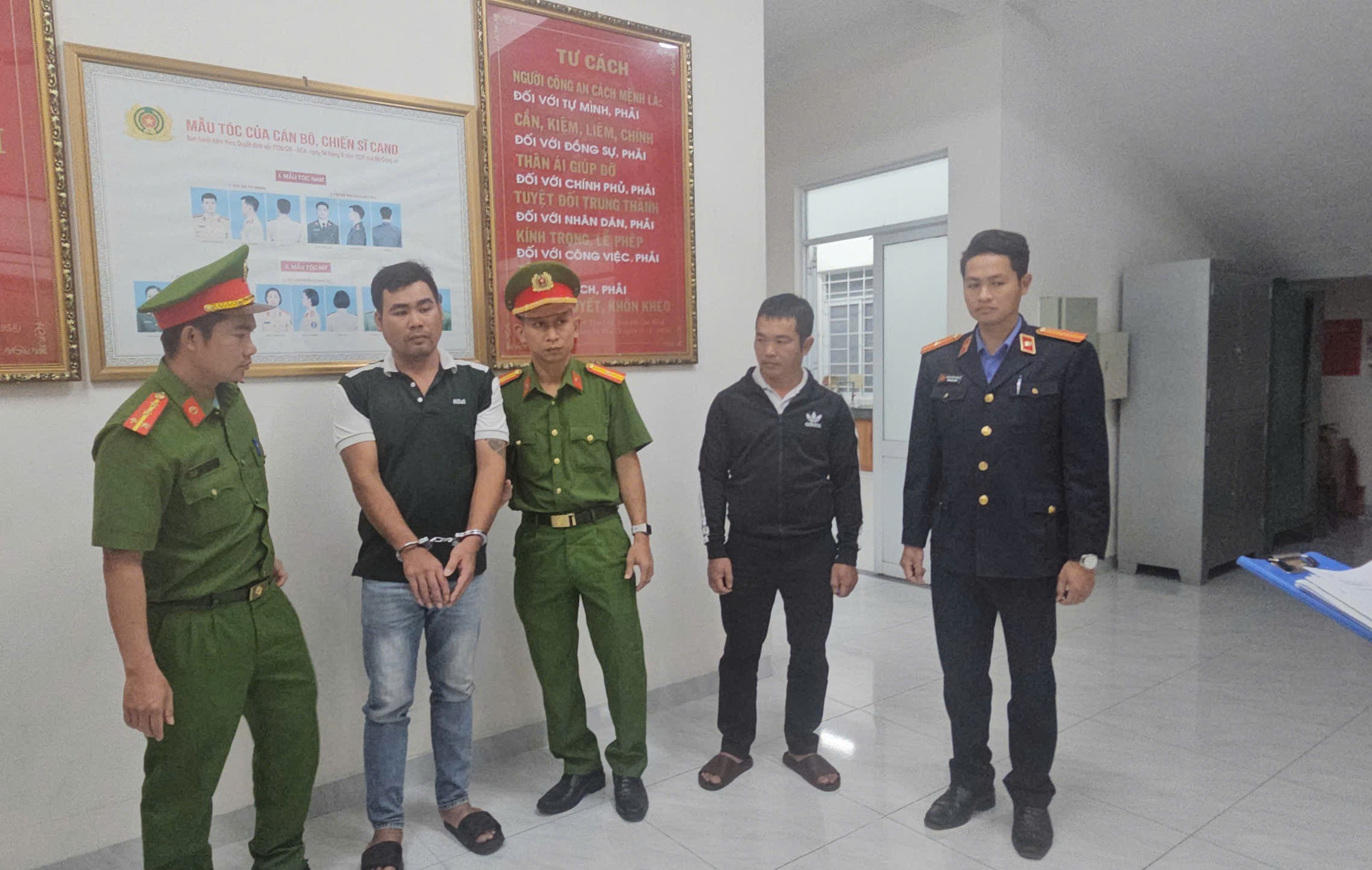 Khởi tố 2 đối tượng đánh người trọng thương vì từ chối uống bia