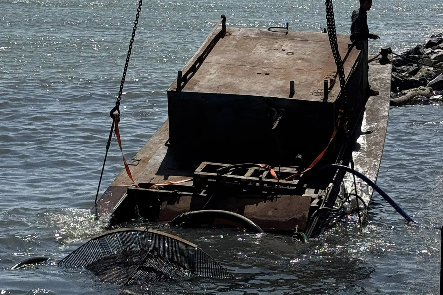 Vì sao tàu nạo vét cảng biển vừa hạ thủy đã chìm