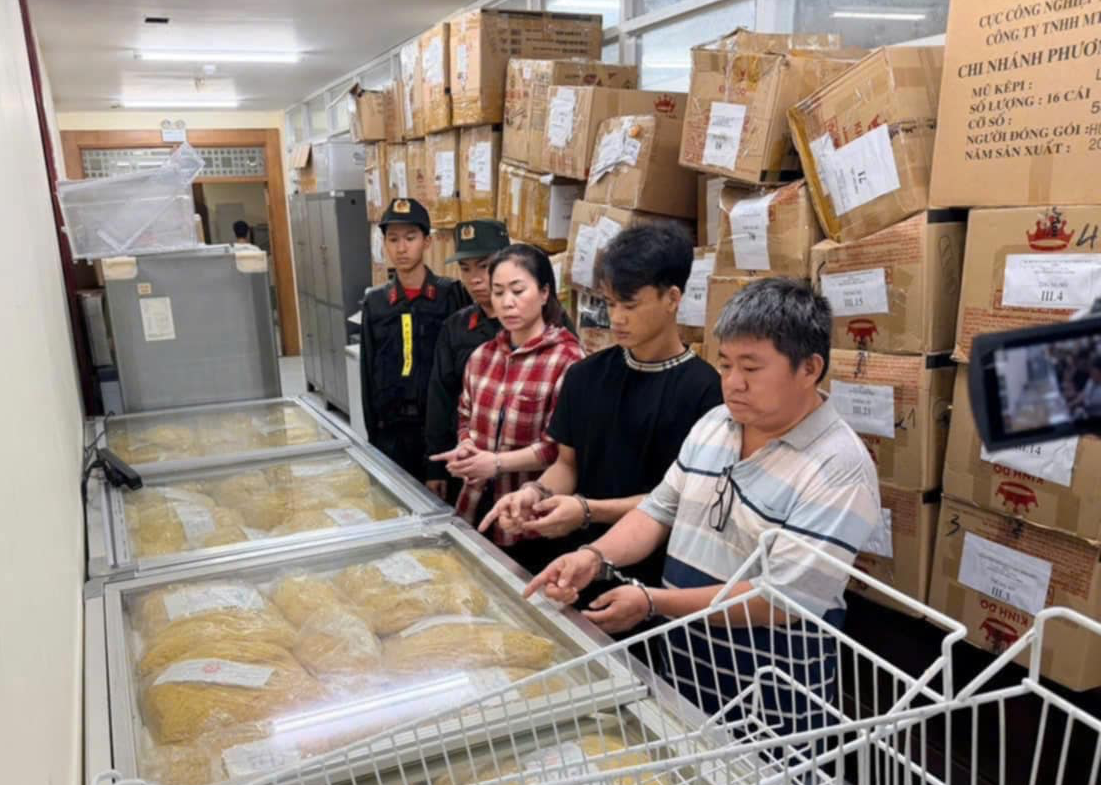 Chủ cơ sở Châu Phát cùng nhân viên sản xuất 800 tấn mì trộn hóa chất