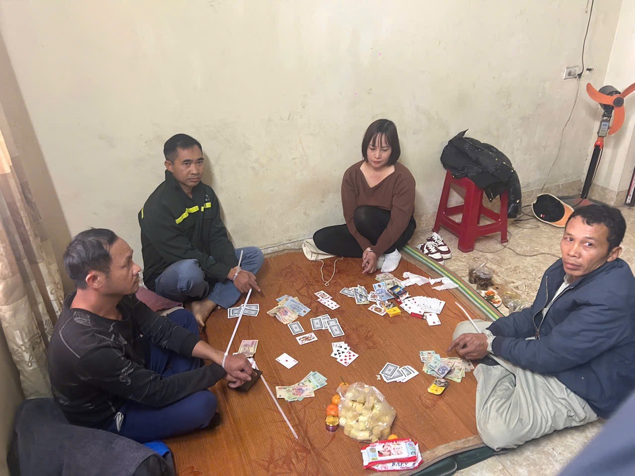 Bắt quả tang 4 đối tượng đánh bạc dưới hình thức “phỏm”