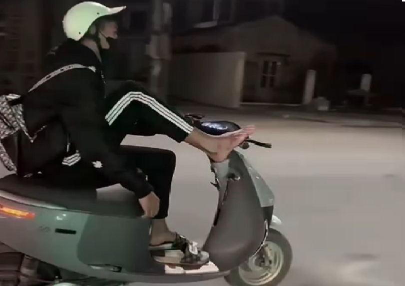 Xử lý học sinh dùng chân điều khiển xe máy điện