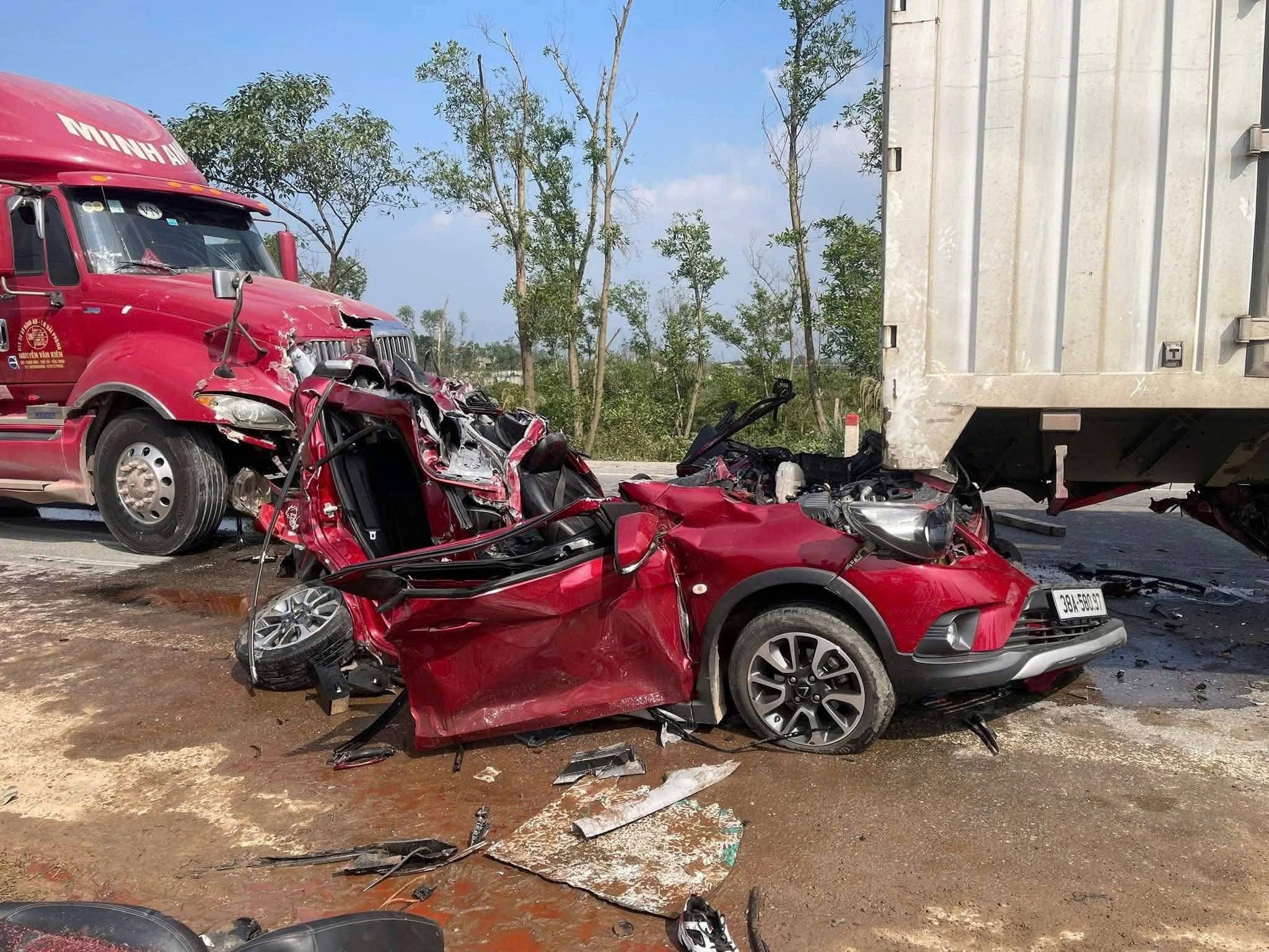 3 người thoát chết thần kỳ trong vụ tai nạn giao thông khiến xe con bẹp rúm