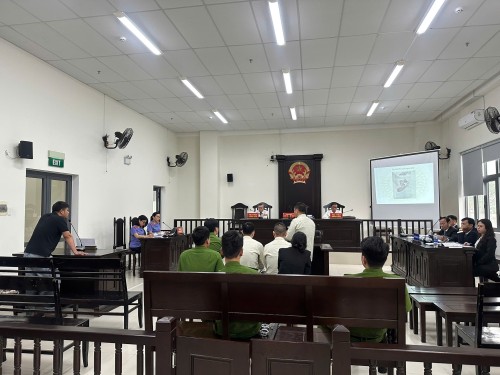 Phối hợp tổ chức phiên tòa rút kinh nghiệm, trình chiếu chứng cứ