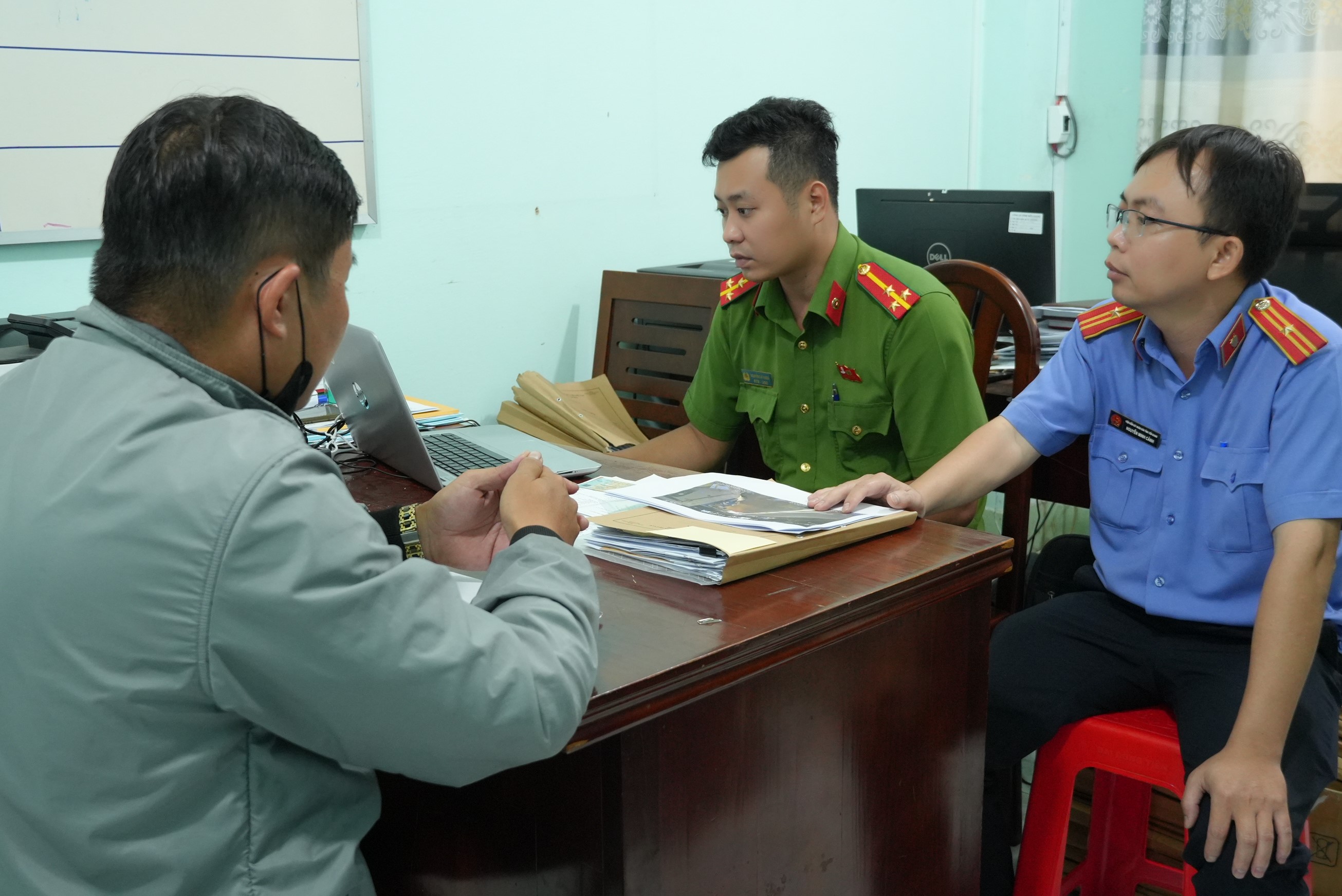 Khởi tố tài xế xe tải trong vụ va quẹt với xe khách, rượt đuổi trên đường dẫn cao tốc