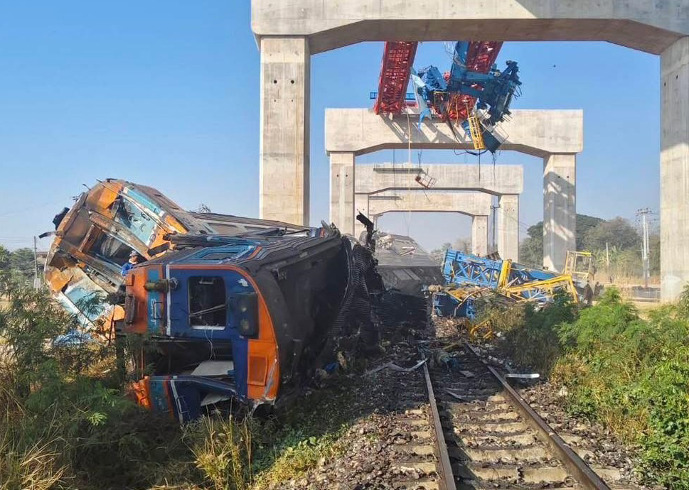 Cần cẩu bất ngờ sập ngang đường ray khi tàu hỏa đang lao đến, gần 100 người thương vong