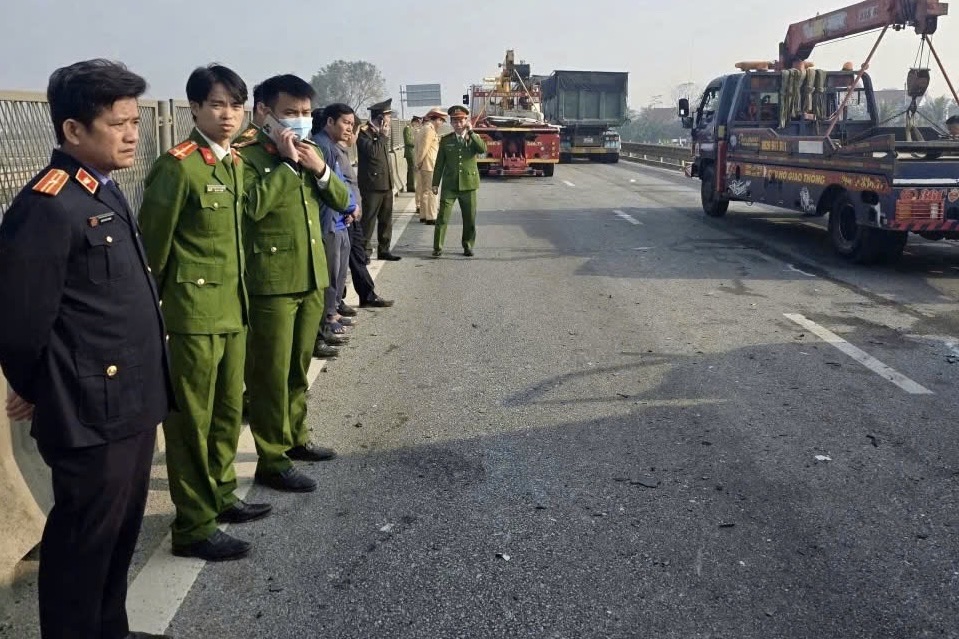Kiểm sát hiện trường vụ tai nạn trên cao tốc Bắc - Nam làm 10 người thương vong