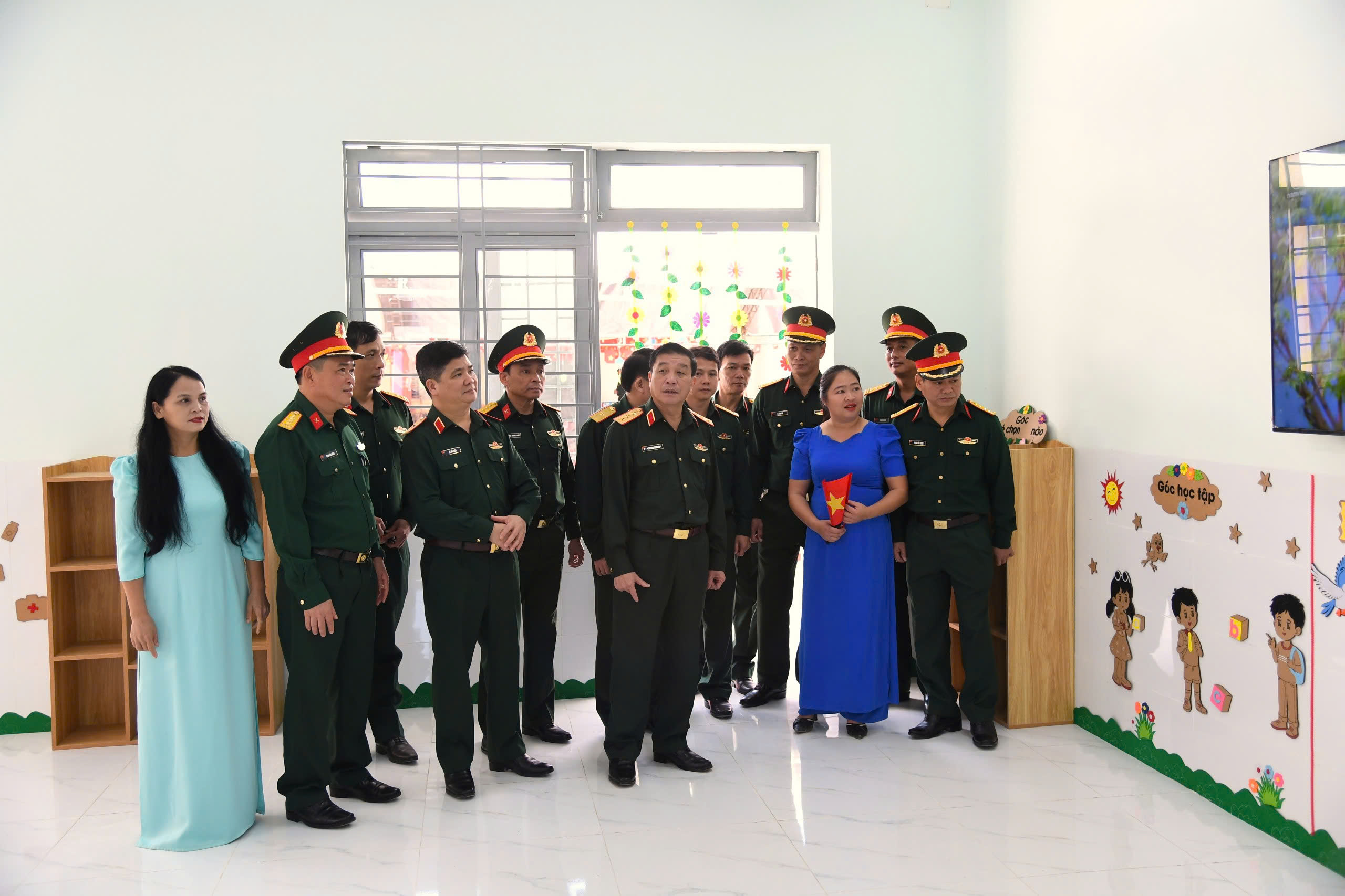 Thượng tướng Trương Thiên Tô trao quà cho các em học sinh khó khăn vùng xa