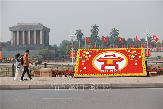 Phố phường Hà Nội đỏ rực màu cờ chào mừng Đại hội Đảng