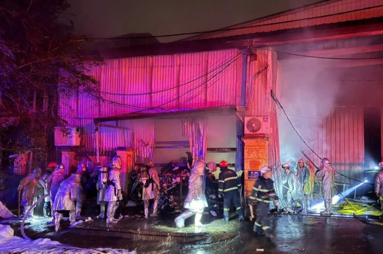 Cháy lớn kho hàng giữa đêm, ngăn chặn kịp thời nhờ hệ thống hiện đại