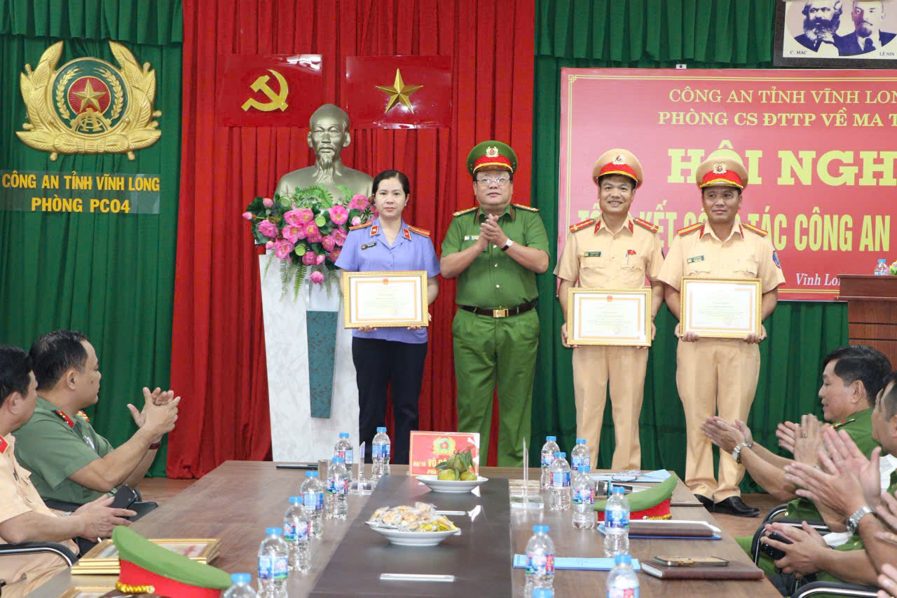 Khen thưởng Kiểm sát viên có thành tích trong đấu tranh tội phạm ma túy