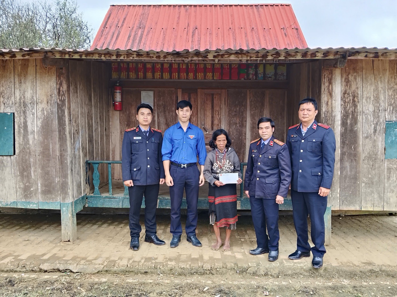 VKSND khu vực 12, TP Đà Nẵng tặng quà cho các hộ gia đình bị ảnh hưởng do sạt lở