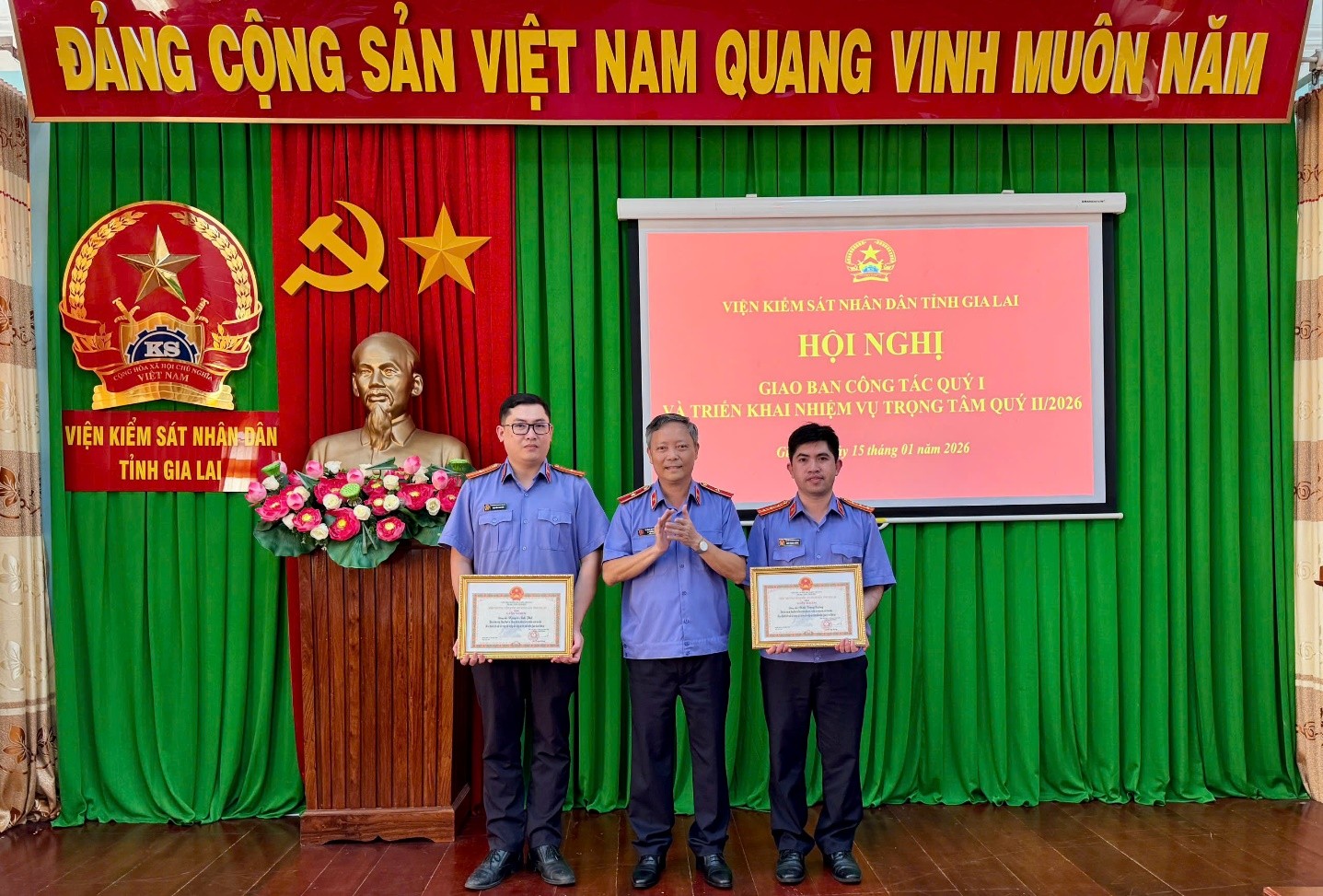 Viện trưởng VKSND tỉnh Gia Lai khen thưởng đột xuất 2 cá nhân