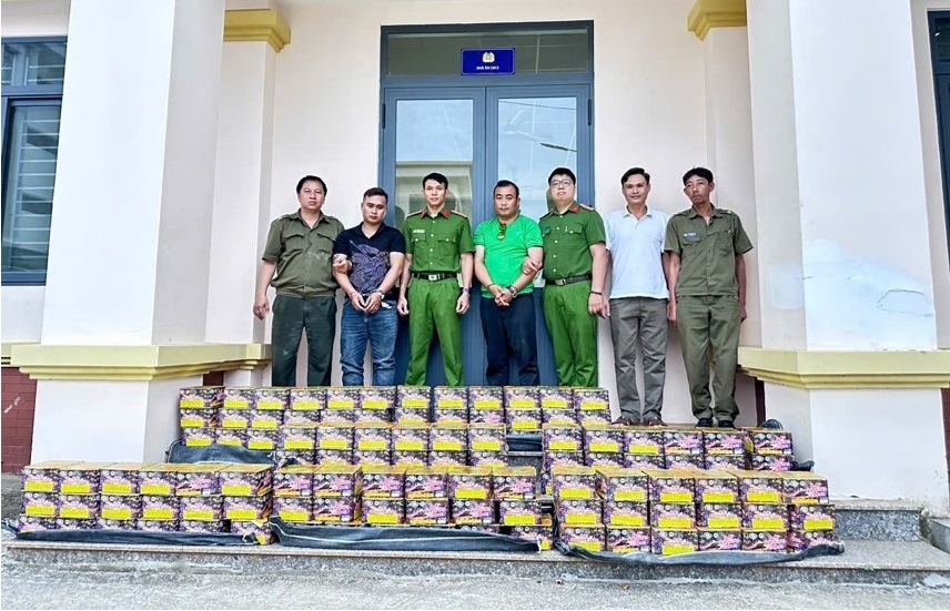 Khởi tố 2 đối tượng dùng ôtô vận chuyển gần 250kg pháo lậu