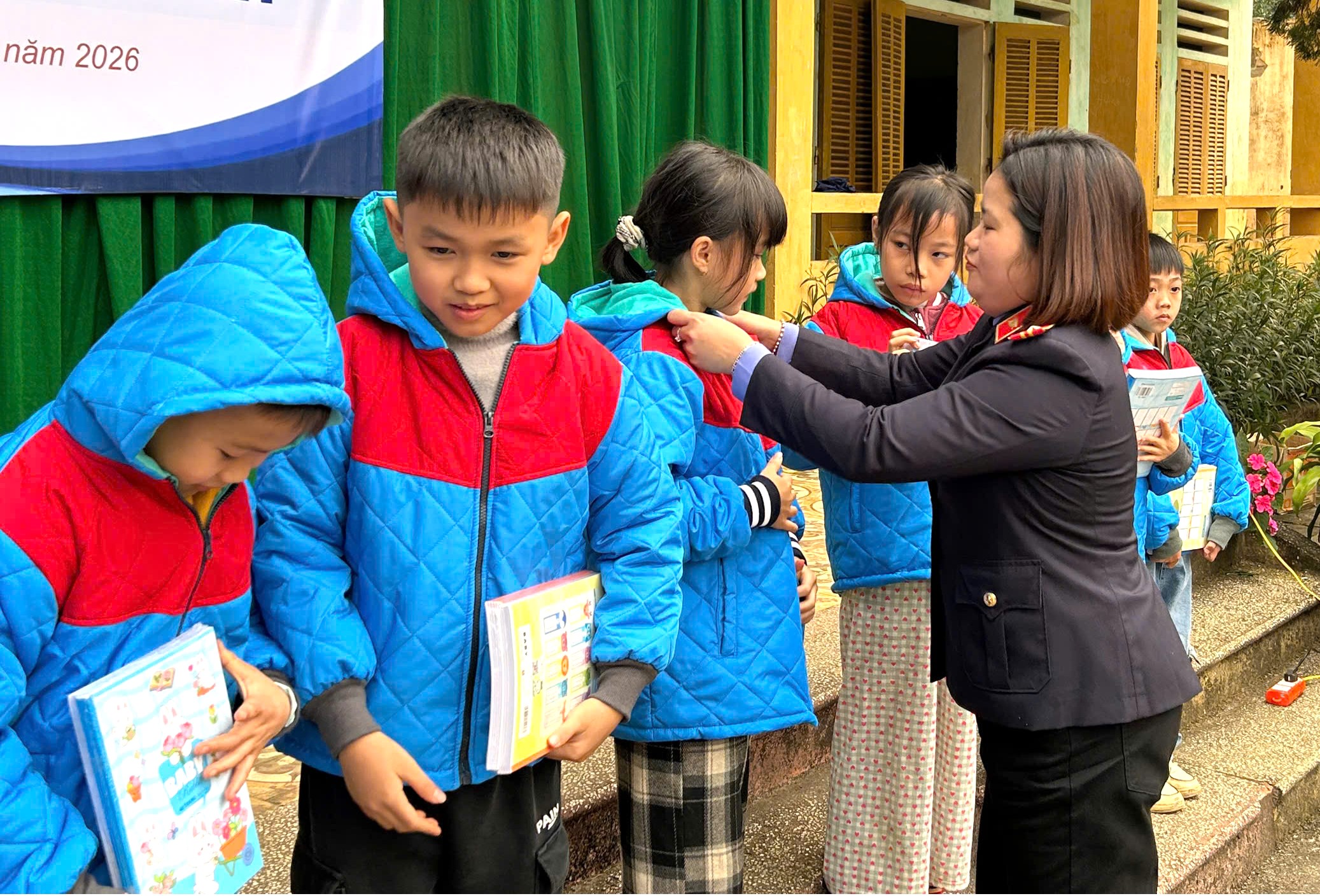 Chi đoàn VKSND khu vực 10, tỉnh Phú Thọ phối hợp tổ chức chương trình “Đông ấm cho em”