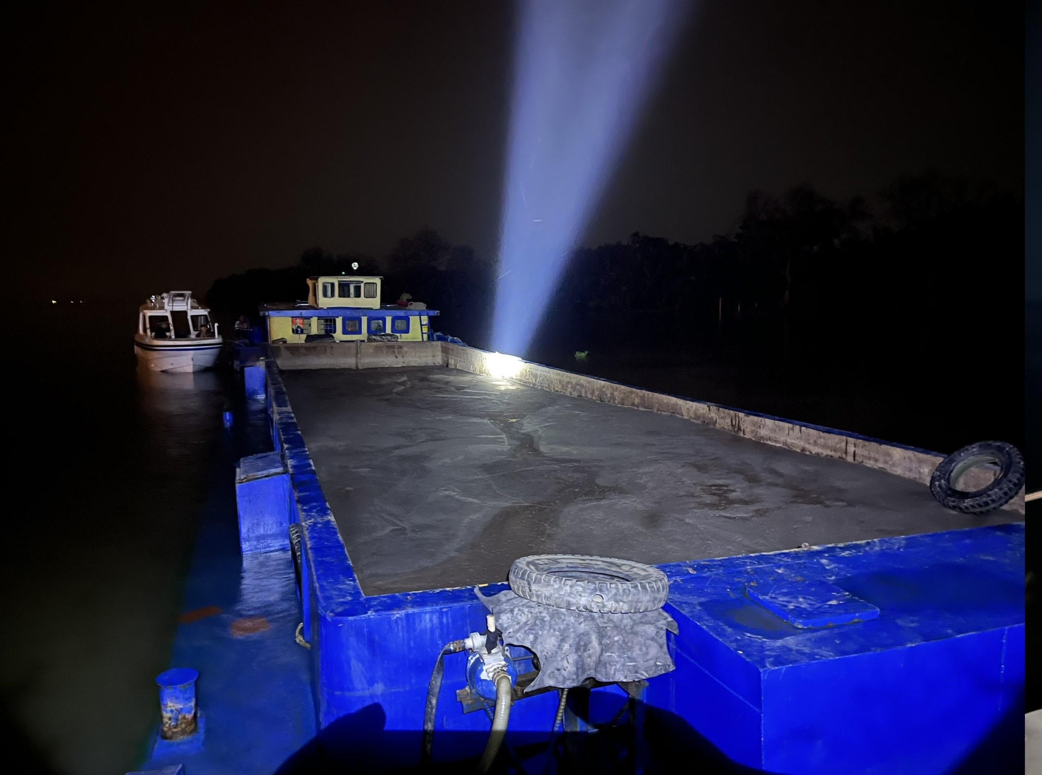 Lập biên bản xử lý 2 sà lan vận chuyển hơn 442m3 cát sông không rõ nguồn gốc