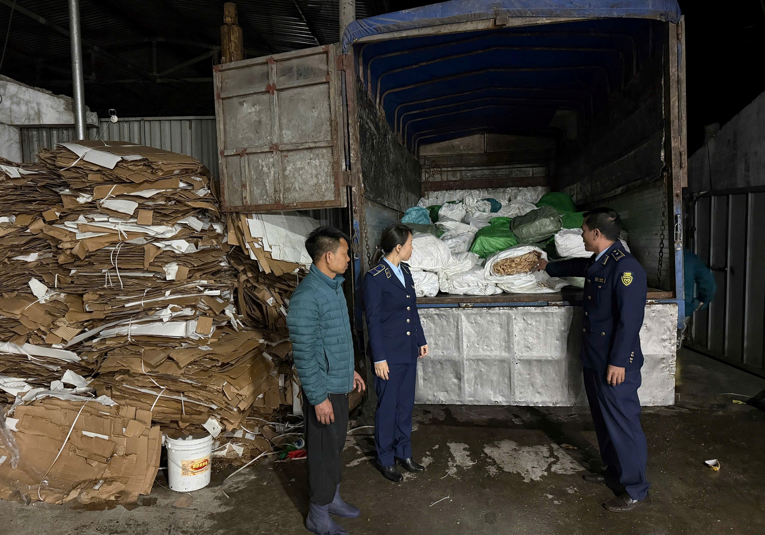 Phát hiện 3,12 tấn chân gà “trôi nổi” và 720 kg củ cải muối nhập lậu trước Tết