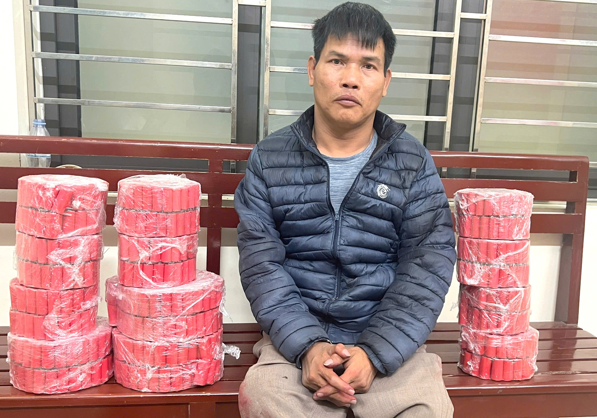 Bắt quả tang đối tượng mang pháo đi “tiếp thị”, lộ kho pháo tự chế