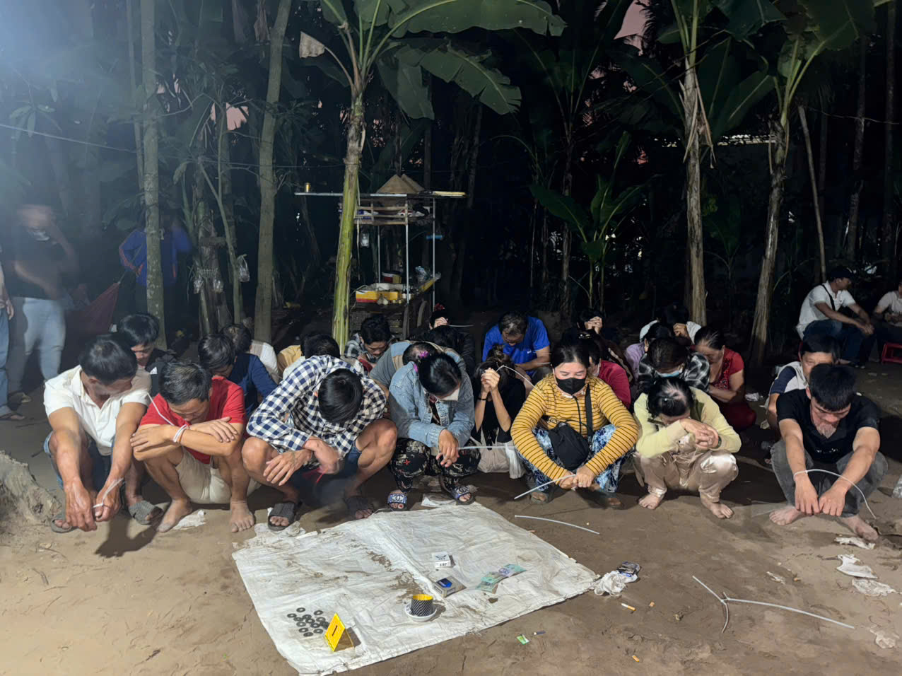 Bắt quả tang 28 đối tượng đánh bạc, tạm giữ hơn 190 triệu đồng