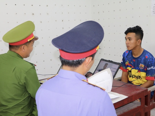 Kiểm sát viên phối hợp lấy lời khai đối tượng cướp tài sản sau khi mua dâm