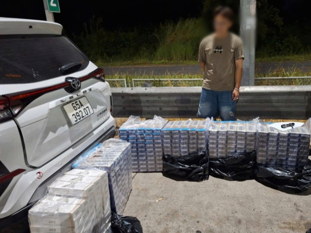 Bắt quả tang đối tượng dùng ôtô vận chuyển 2 980 bao thuốc lá lậu