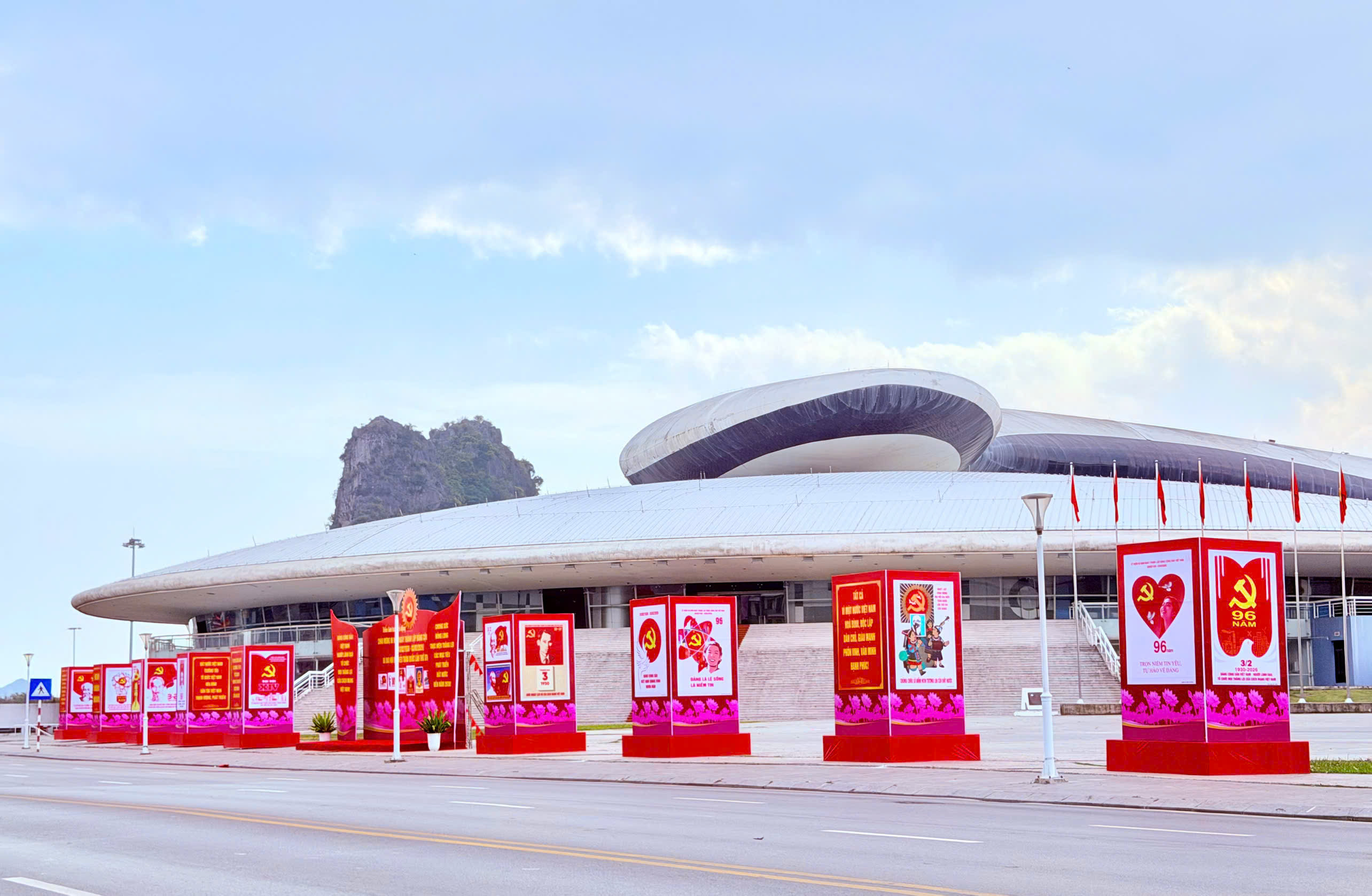 Quảng Ninh trang hoàng rực rỡ, khí thế hướng về Đại hội XIV của Đảng