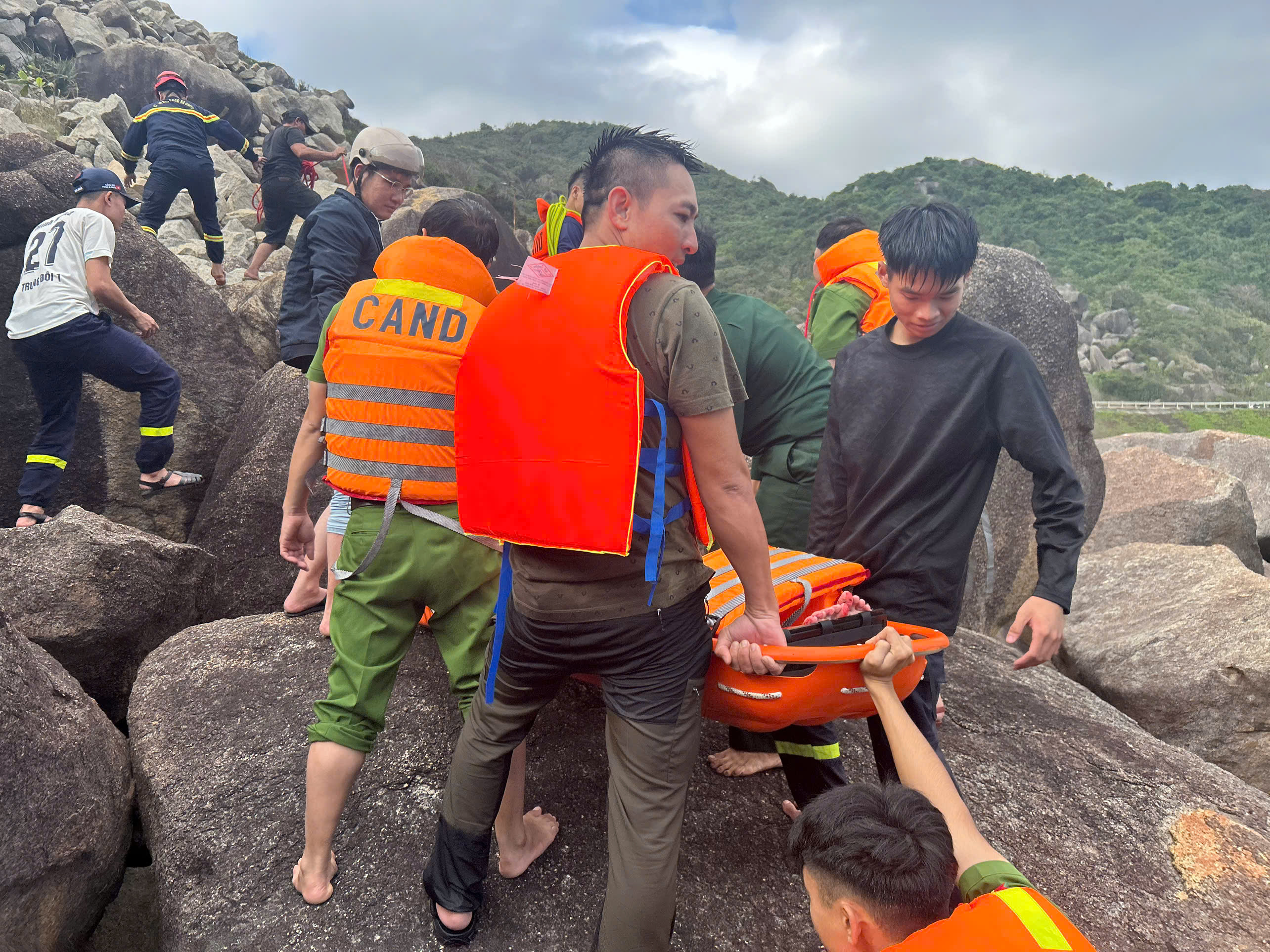 Kịp thời cứu hai du khách nước ngoài bị sóng biển cuốn trôi