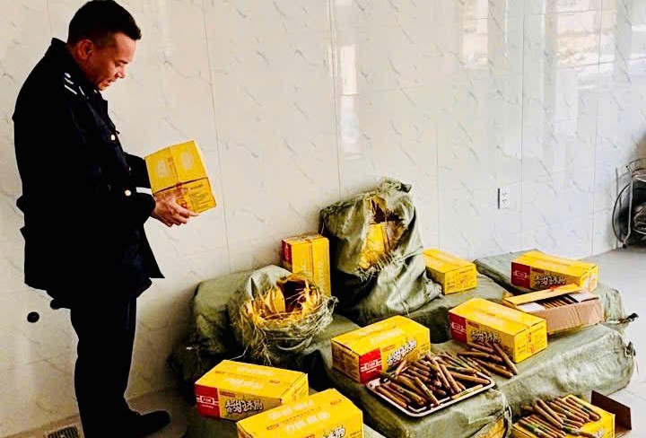 Liên tiếp bắt giữ hơn 1,5 tấn thực phẩm đông lạnh nhập lậu và hơn 3,3 tấn lá thuốc lá