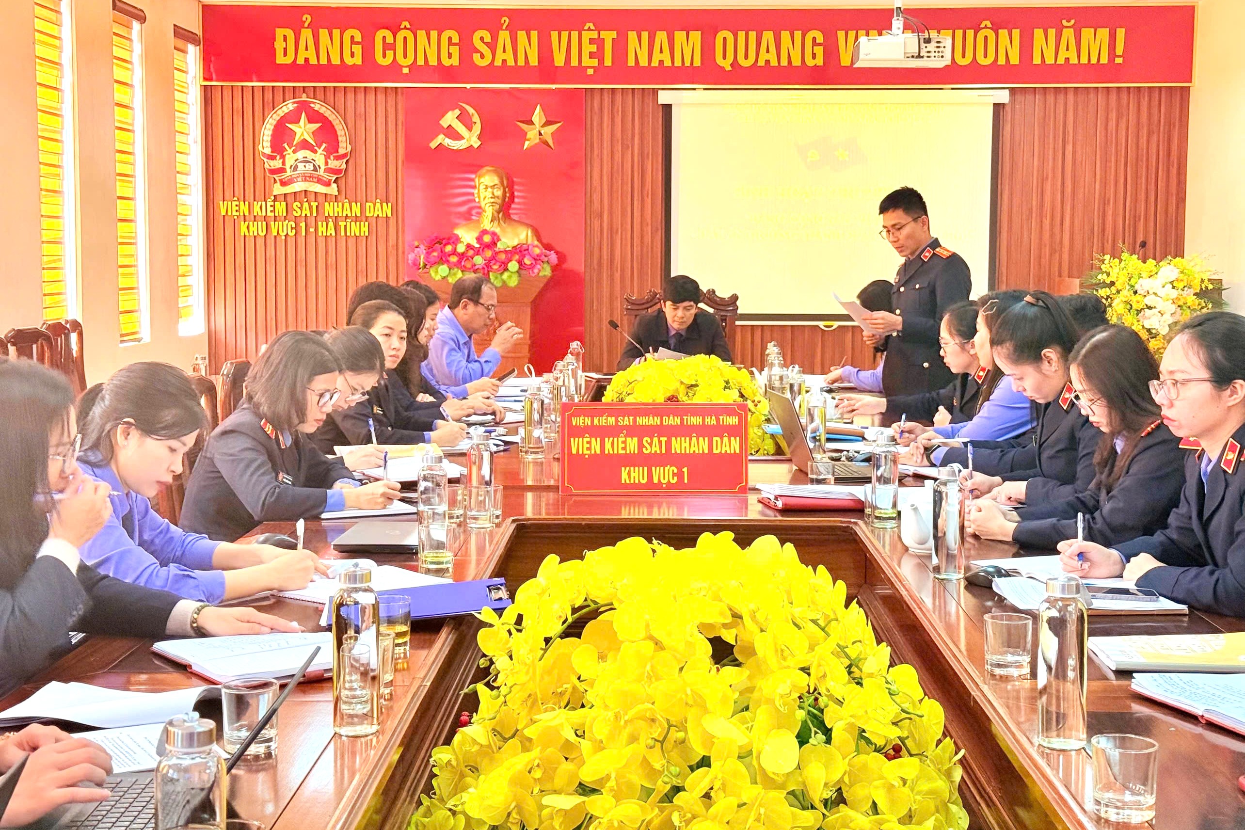 Sinh hoạt chuyên đề “Đảng Cộng sản Việt Nam - Dấu ấn trưởng thành qua các kỳ Đại hội”